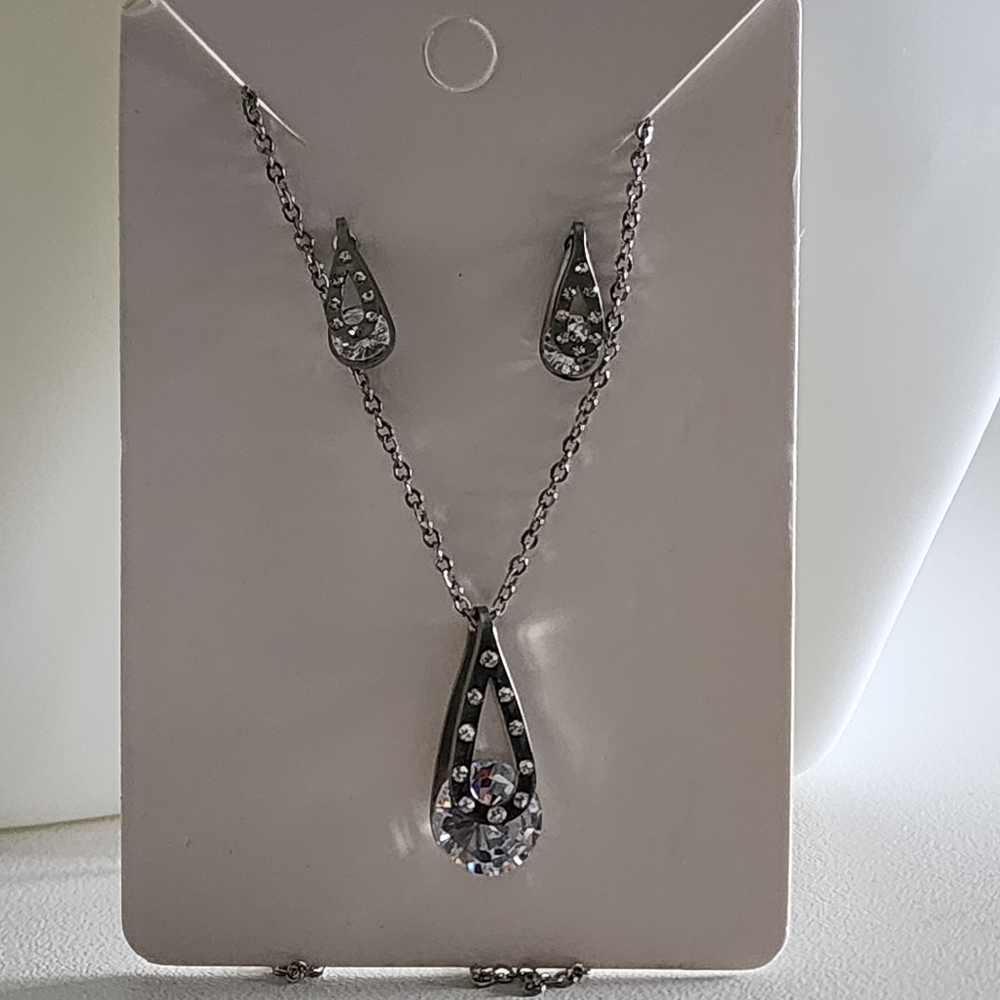 Elegant Silver-Tone Teardrop Crystal Jewelry Set – Necklace & Earrings